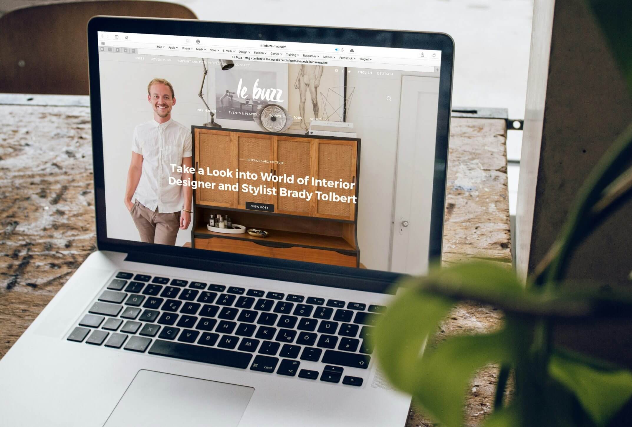 Un ordinateur est ouvert sur un site web