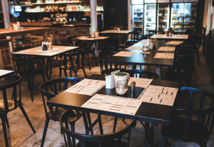 Une salle de restaurant